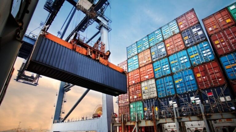 Gráfico ilustrativo de la balanza comercial argentina con flechas ascendentes en exportaciones.