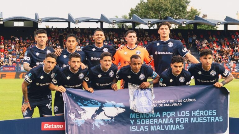 Jugadores de Independiente Rivadavia celebran un gol en el Estadio Malvinas Argentinas.