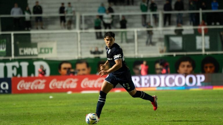 Jugadores de Independiente Rivadavia en acción durante el partido ante Banfield.