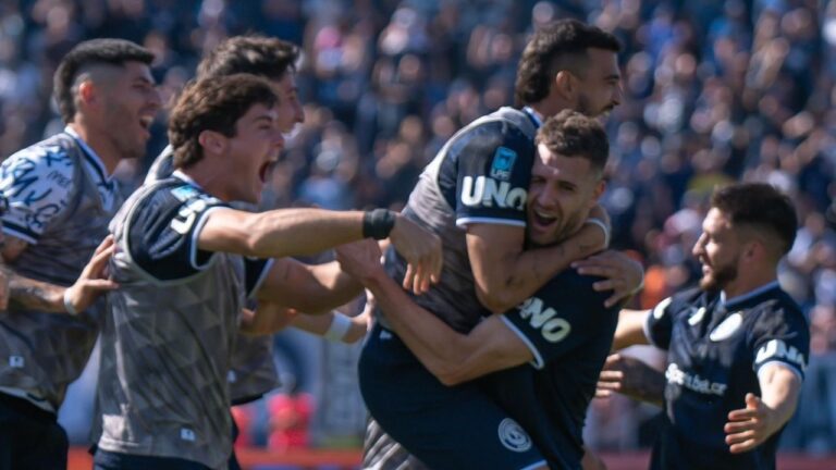 Jugadores de Independiente Rivadavia celebran un gol en la Copa Libertadores.