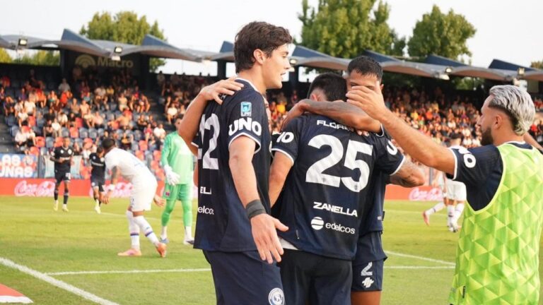 Jugadores de Independiente Rivadavia celebrando un gol durante el partido contra Tigre.