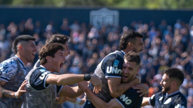 Jugadores de Independiente Rivadavia celebran un gol durante el partido contra Argentinos Juniors en el Estadio Gargantini.