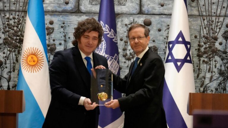 Los presidentes Javier Milei e Isaac Herzog durante la ceremonia de entrega de la Medalla Presidencial de Honor en Israel.
