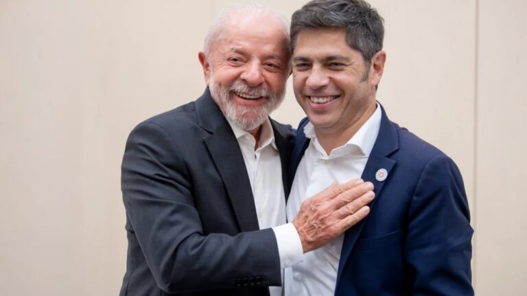 Axel Kicillof participando en un panel en Barcelona, con otros líderes internacionales de fondo.