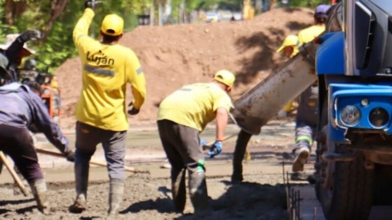 Concejo Deliberante de Luján de Cuyo y calle sin pavimentar, representando el nuevo sistema de obras.