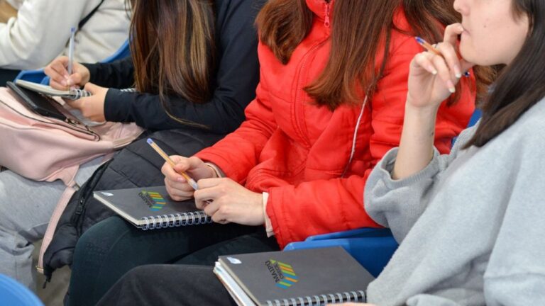 Persona utilizando una computadora y un mapa digital, representando la capacitación en geolocalización de negocios.