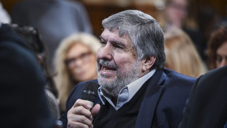 Senador José Mayans hablando en el recinto del Senado de la Nación.