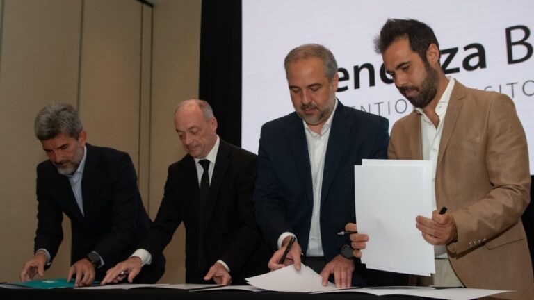 Autoridades de los municipios de Ciudad y Maipú junto a representantes del Mendoza Bureau durante la firma del convenio.