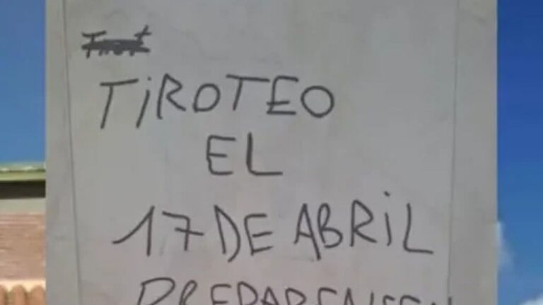 Autoridades educativas en reunión de trabajo analizando documentación