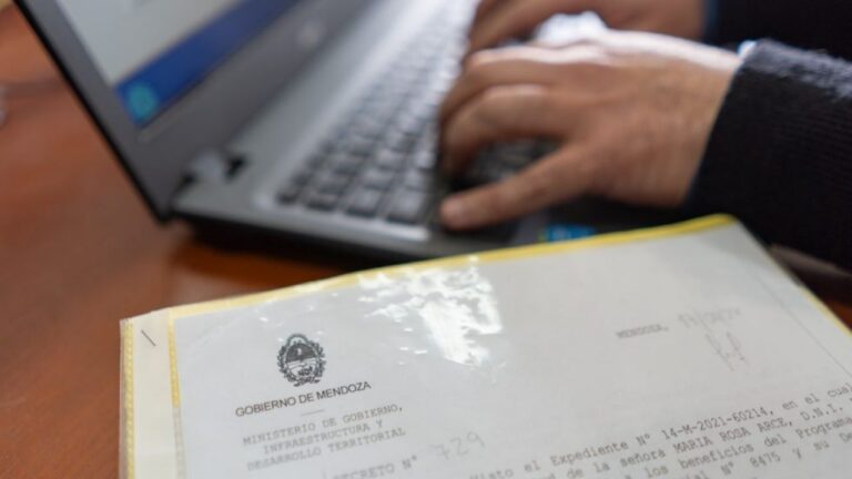 Pantalla de computadora mostrando el sitio web de la Escuela Mendocina de Educación en Consumo