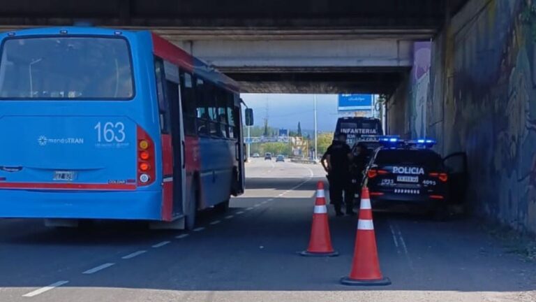 Operativo de control policial en las inmediaciones de un estadio de fútbol en Mendoza.