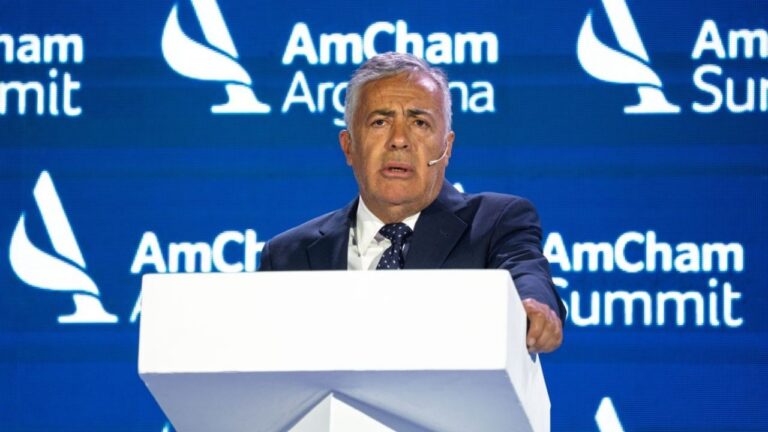 Gobernador Alfredo Cornejo exponiendo en el panel del AmCham Summit 2026.