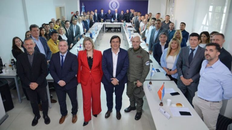 Autoridades de Defensa Civil de Mendoza durante presentación sobre gestión de riesgos.