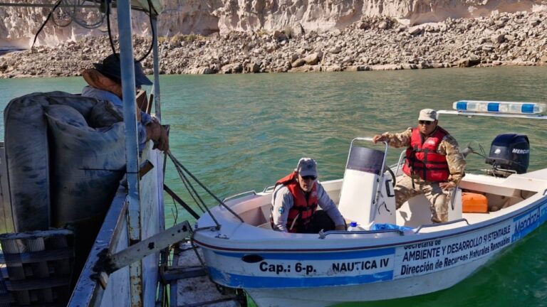 Operativo de control náutico en un embalse de Mendoza durante Semana Santa