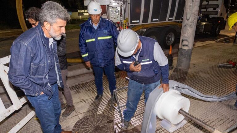 Trabajos de reparación de cañerías con tecnología sin zanjas en la avenida Boulogne Sur Mer, Ciudad de Mendoza