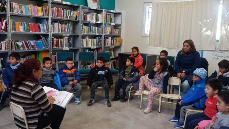 Actividad de lectura al aire libre en la biblioteca Enrique Dussel de La Paz, Mendoza.