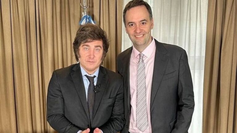 Los presidentes Javier Milei y el jefe de Gabinete Manuel Adorni en un acto oficial.