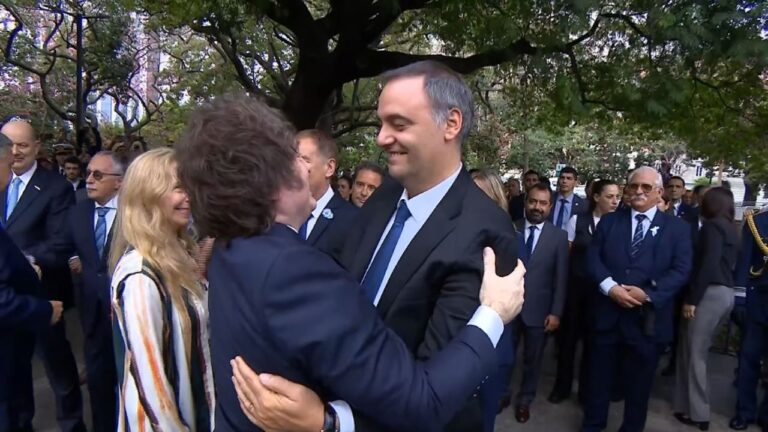 El presidente Javier Milei y el jefe de Gabinete Manuel Adorni durante el acto por Malvinas en la plaza San Martín.
