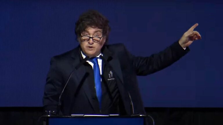 Javier Milei durante un discurso o conferencia de prensa.