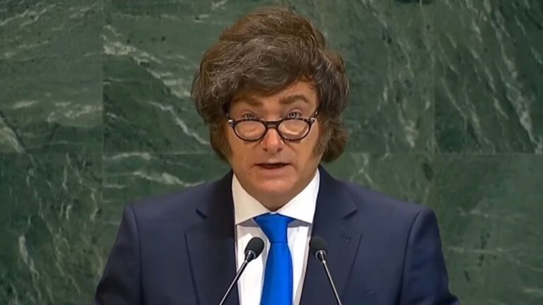 El presidente Javier Milei durante un discurso o conferencia de prensa.