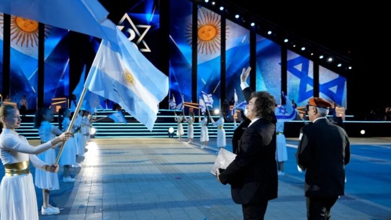 El presidente Javier Milei en el escenario durante el acto por el Día de la Independencia de Israel.