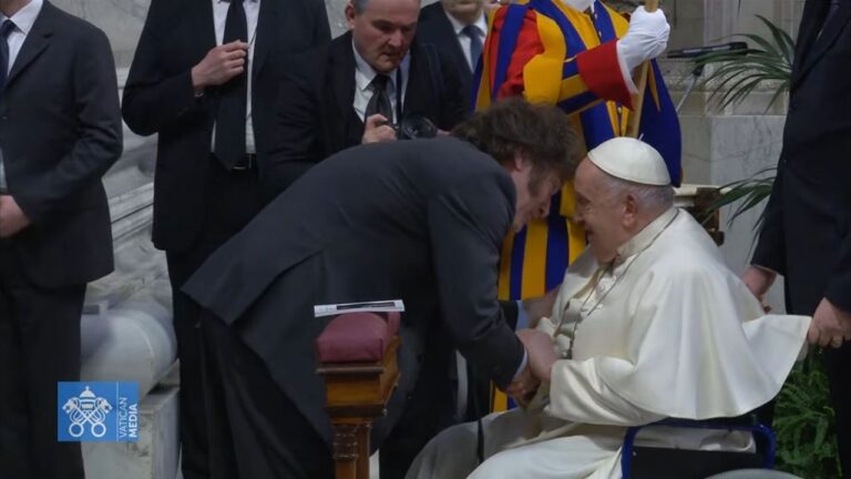 Fotografía del presidente Javier Milei junto al papa Francisco durante su visita al Vaticano en 2024.