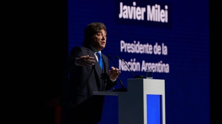 El presidente Javier Milei durante su exposición en un evento de la AmCham.