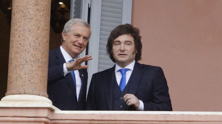 Los presidentes Javier Milei y José Antonio Kast se saludan en el Salón Blanco de la Casa Rosada.