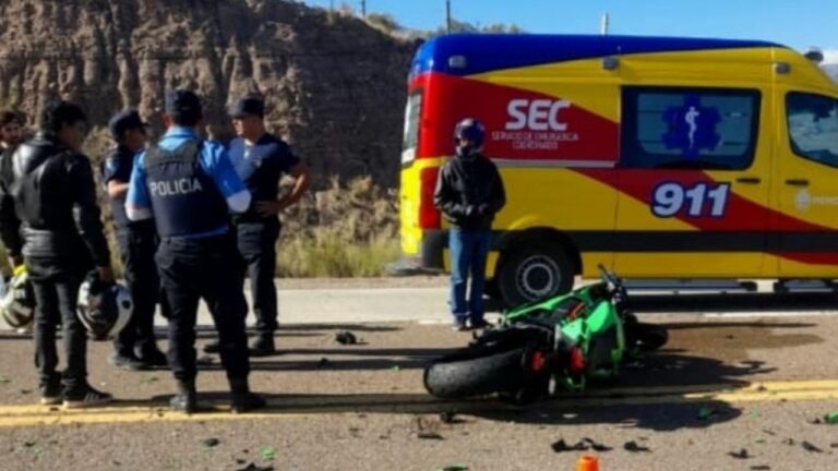 Personal de emergencias y policía trabajando en el lugar de un accidente de moto en la Ruta 7, Mendoza.