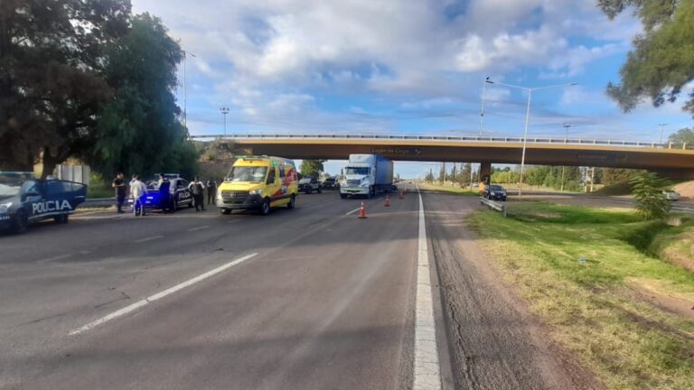 Accidente de tránsito en la intersección de la ruta 40 y calle Azcuénaga, Luján