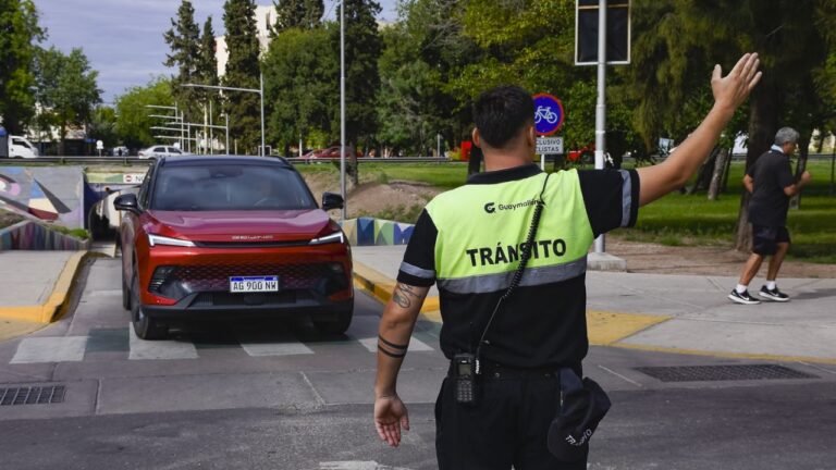 Agente de tránsito imprimiendo un ticket de infracción en una terminal móvil.