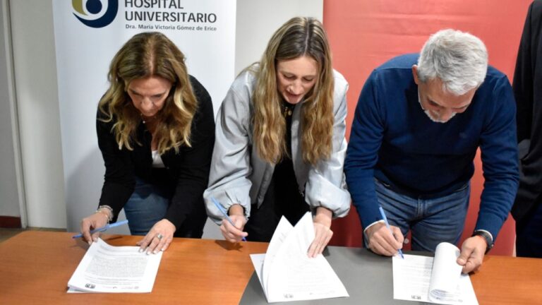 Autoridades de la Municipalidad de Las Heras firmando convenios de desarrollo emprendedor