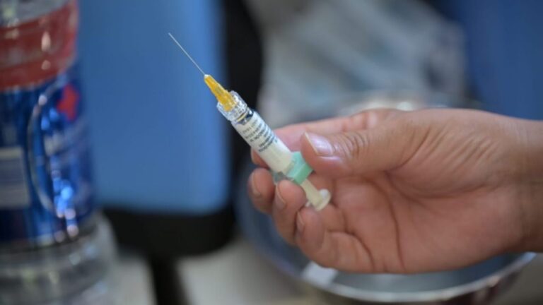 Vacunación antigripal en Mendoza para adultos mayores y niños.