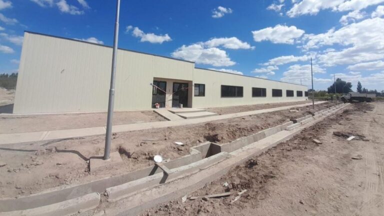 Avance de la construcción del nuevo edificio de la escuela secundaria Domínguez en Junín, Mendoza.