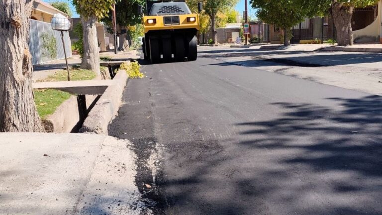 Trabajos de asfaltado en una calle del barrio CEC II, San Martín, Mendoza.