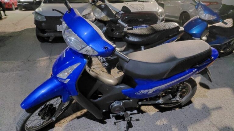Efectivos policiales realizando controles de tránsito a motocicletas en una calle de Maipú, Mendoza.