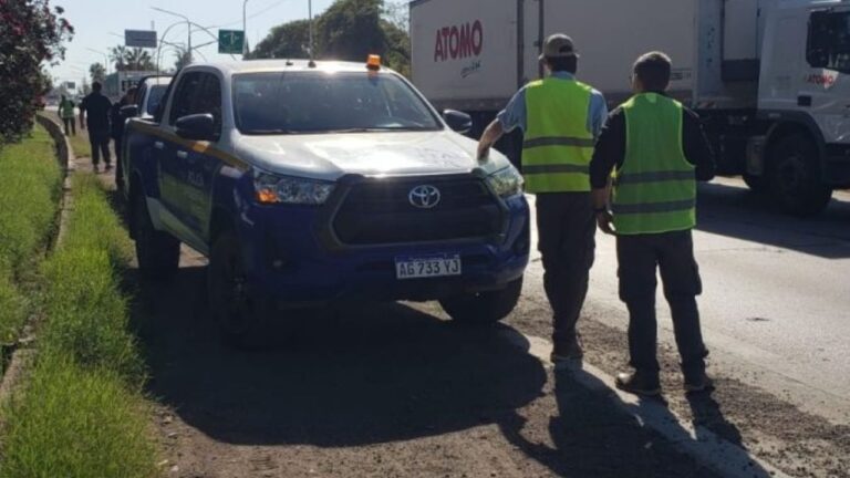 Efectivos policiales y autoridades mineras durante un operativo de control en la Ruta Nacional 40, Mendoza.