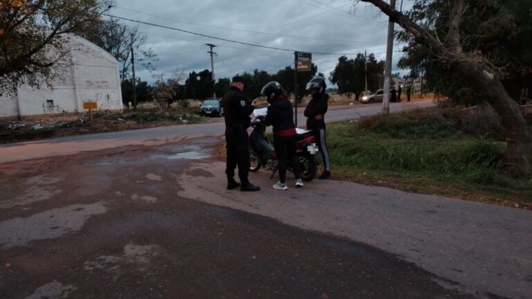 Agentes de la Policía de Mendoza realizando controles vehiculares en una calle de San Rafael