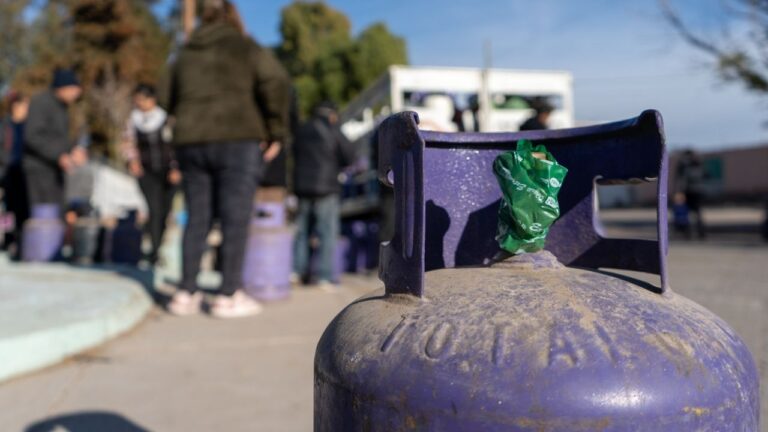 Camión de distribución de garrafas de gas en un barrio de Mendoza