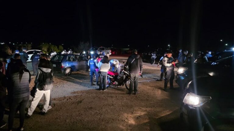 Efectivos policiales realizando controles de tránsito nocturno en la zona de El Carrizal, Mendoza