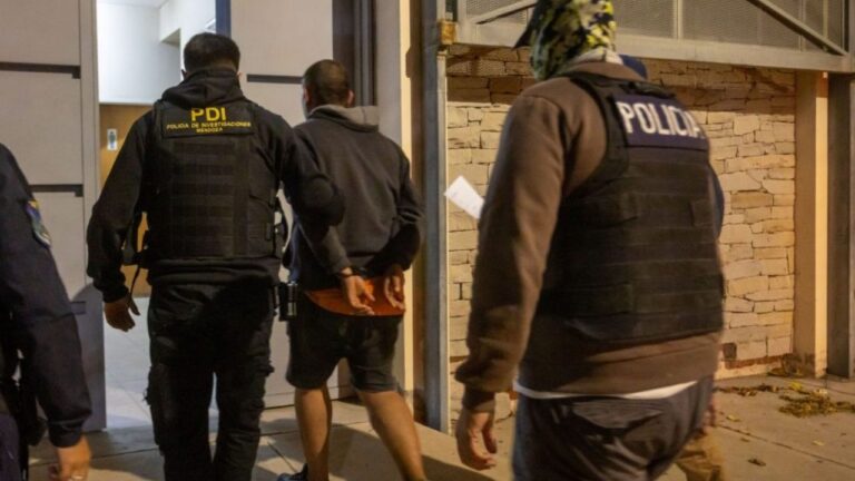 Operativo policial de la Policía de Mendoza en el barrio La Gloria, Godoy Cruz