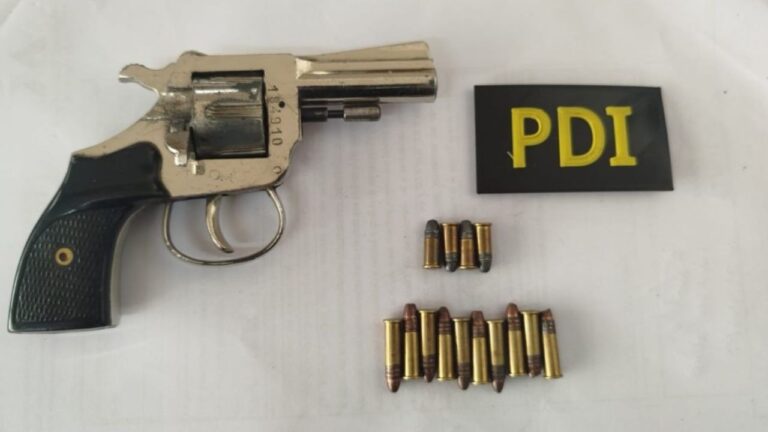Efectivos policiales durante un operativo de allanamiento en Mendoza