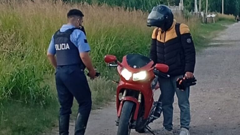 Efectivos policiales durante un operativo de control vehicular en una calle de San Rafael, Mendoza.