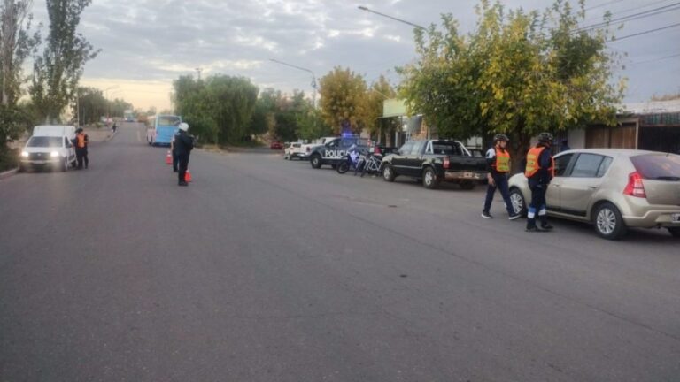 Personal policial realizando controles de tránsito durante un operativo en las calles de Maipú, Mendoza.