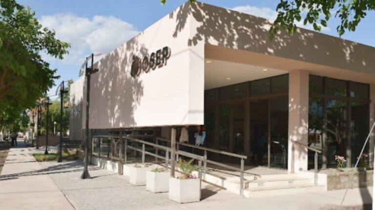 Edificio institucional de la Obra Social de los Empleados Públicos (OSEP) en Mendoza