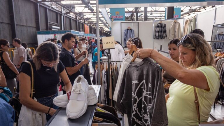 Público recorriendo los stands del Outlet de la Ciudad de Mendoza en la Nave Cultural