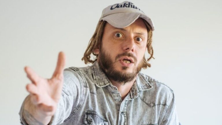 Pablo Picotto en el escenario durante una presentación de su show de humor.