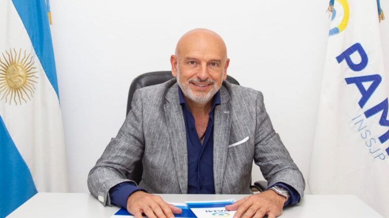 Esteban Leguízamo, director ejecutivo de PAMI, durante una declaración pública.