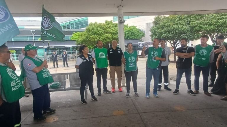 Manifestantes de ATE en un aeropuerto durante el paro nacional