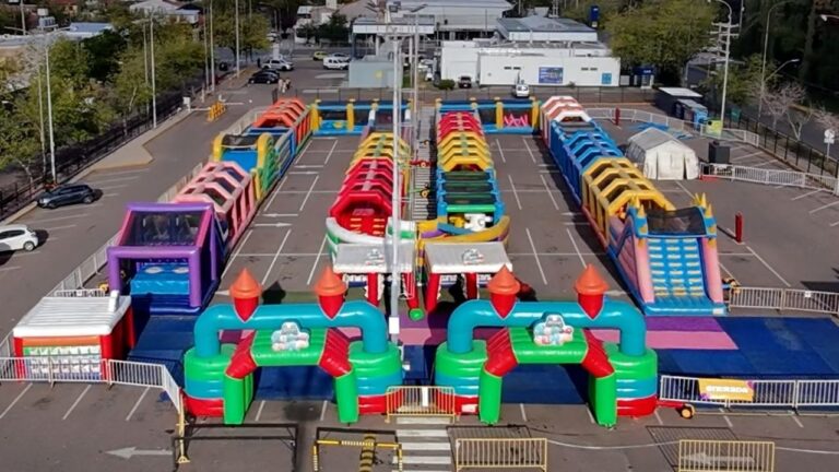 Vista aérea del parque inflable Super Jump instalado en el estacionamiento del Mendoza Shopping, Guaymallén.